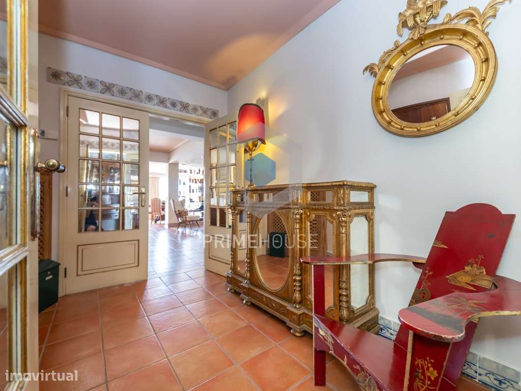 Prédio emblemático no Centro de Azeitão - Grande imagem: 4/58