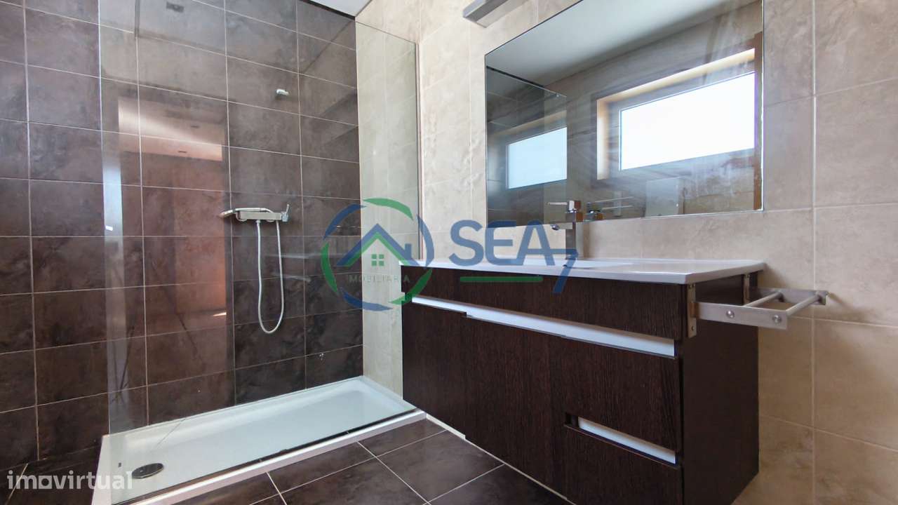 Moradia T6 com grande terreno, Meadela-21