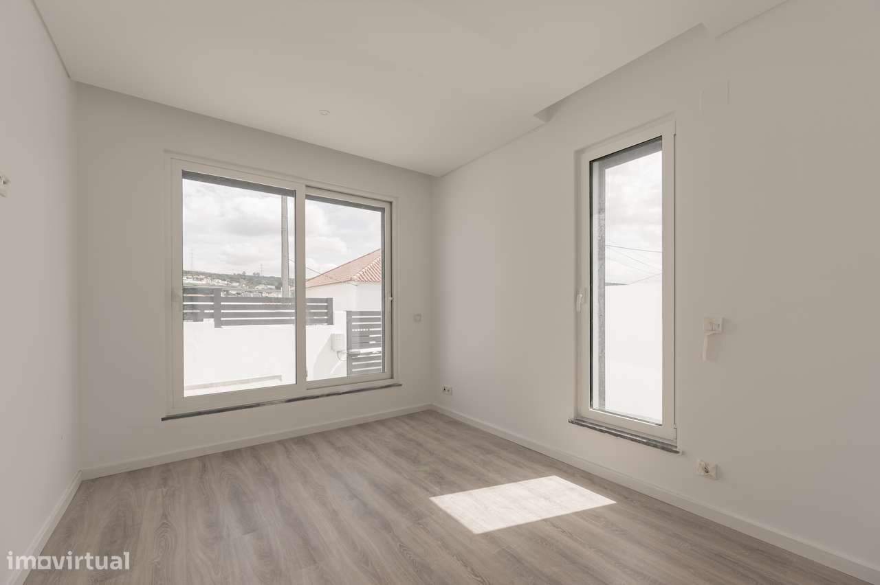 Moradia independente T4+1 nova c/piscina a 20 minutos Lisboa-16