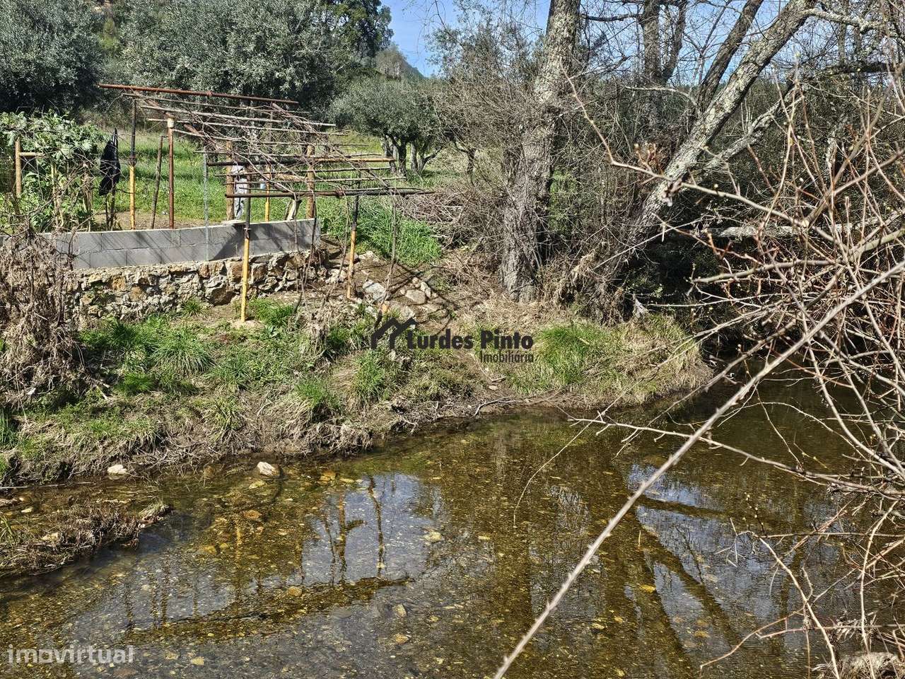 Duas moradias à beira da ribeira-24