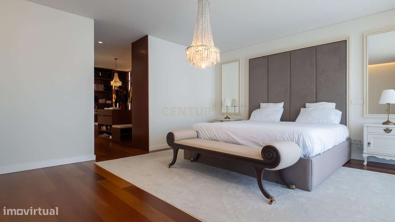 Moradia de Luxo | Construída em 2023 | Design Contemporâneo com Piscin-11