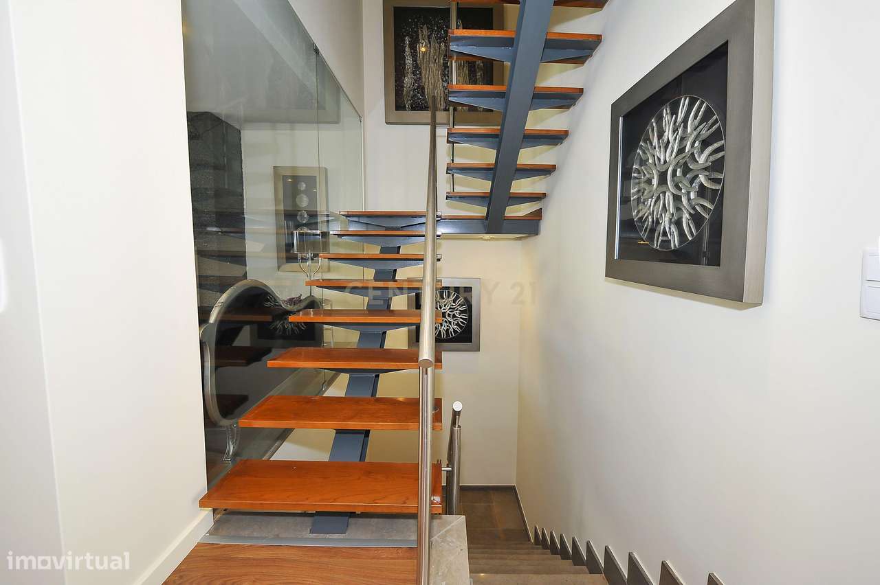 Moradia T3+1 Alto da Parede, em Condomínio Fechado com Vista Mar-16