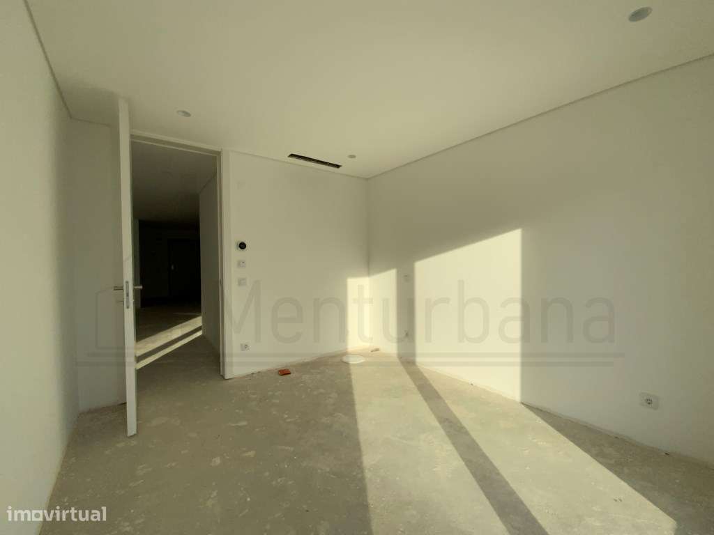 MORADIA T4 EM CONDOMÍNIO COM PISCINA - ESTORIL-8