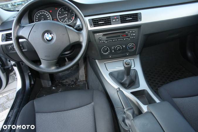 BMW Seria 3 318i - 12