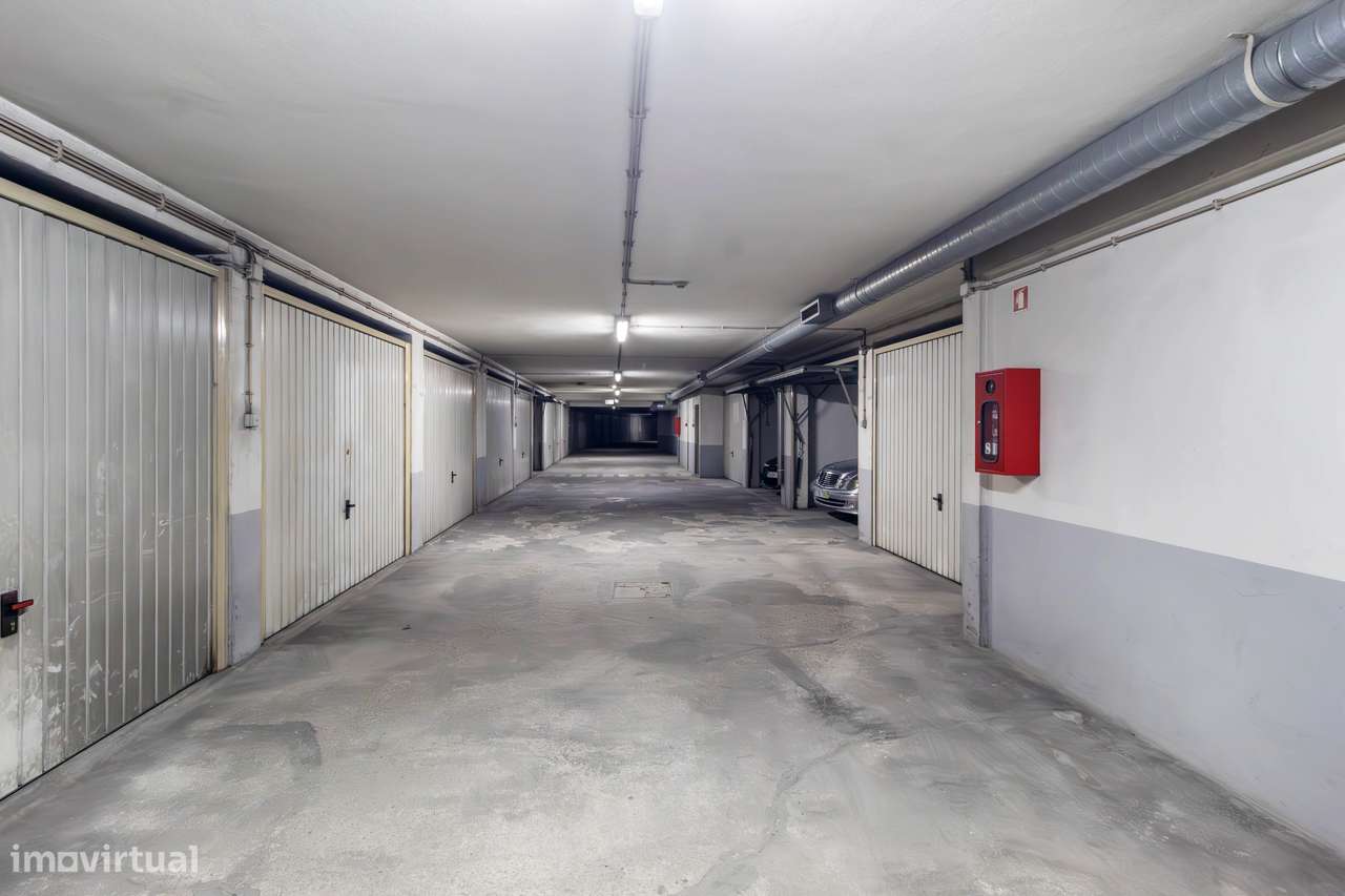 Apartamento T3, excelentes áreas 240m2 + garagem 31m2 + arrumos 4m2-55