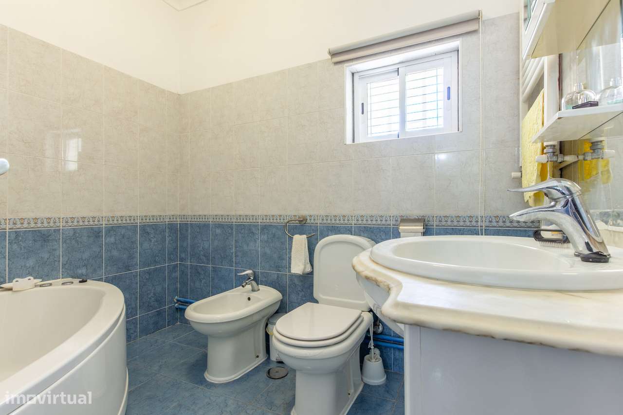 Moradia Bifamiliar com 2 Apartamentos T1 para Habitação e Rendimento-14