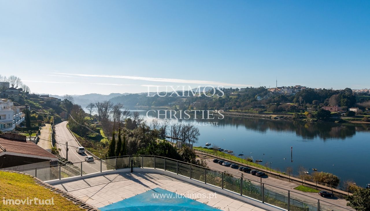 Moradia de luxo com vistas rio, para venda, em Valbom, Porto
