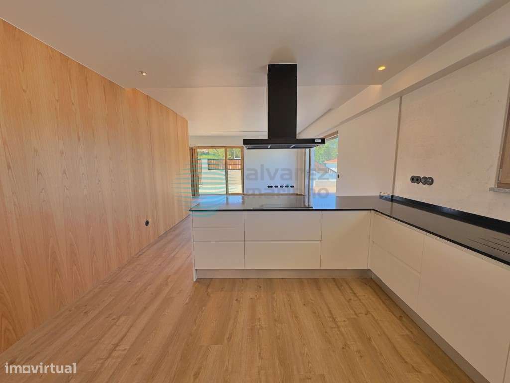Moradia T4 Independente de Design Contemporâneo com Piscina e Garagem-5