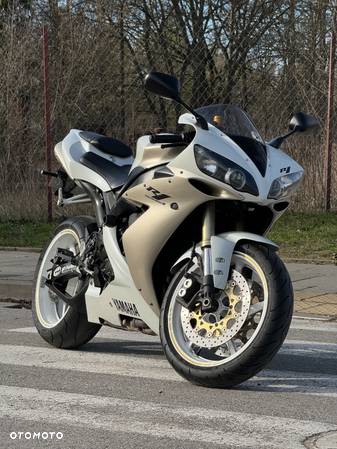 Yamaha R1 - 1