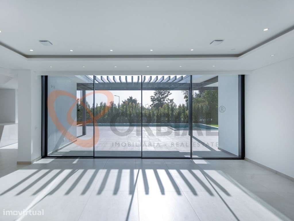 Fantástica moradia V4 com piscina e garagem em zona privilegiada - Grande imagem: 4/52