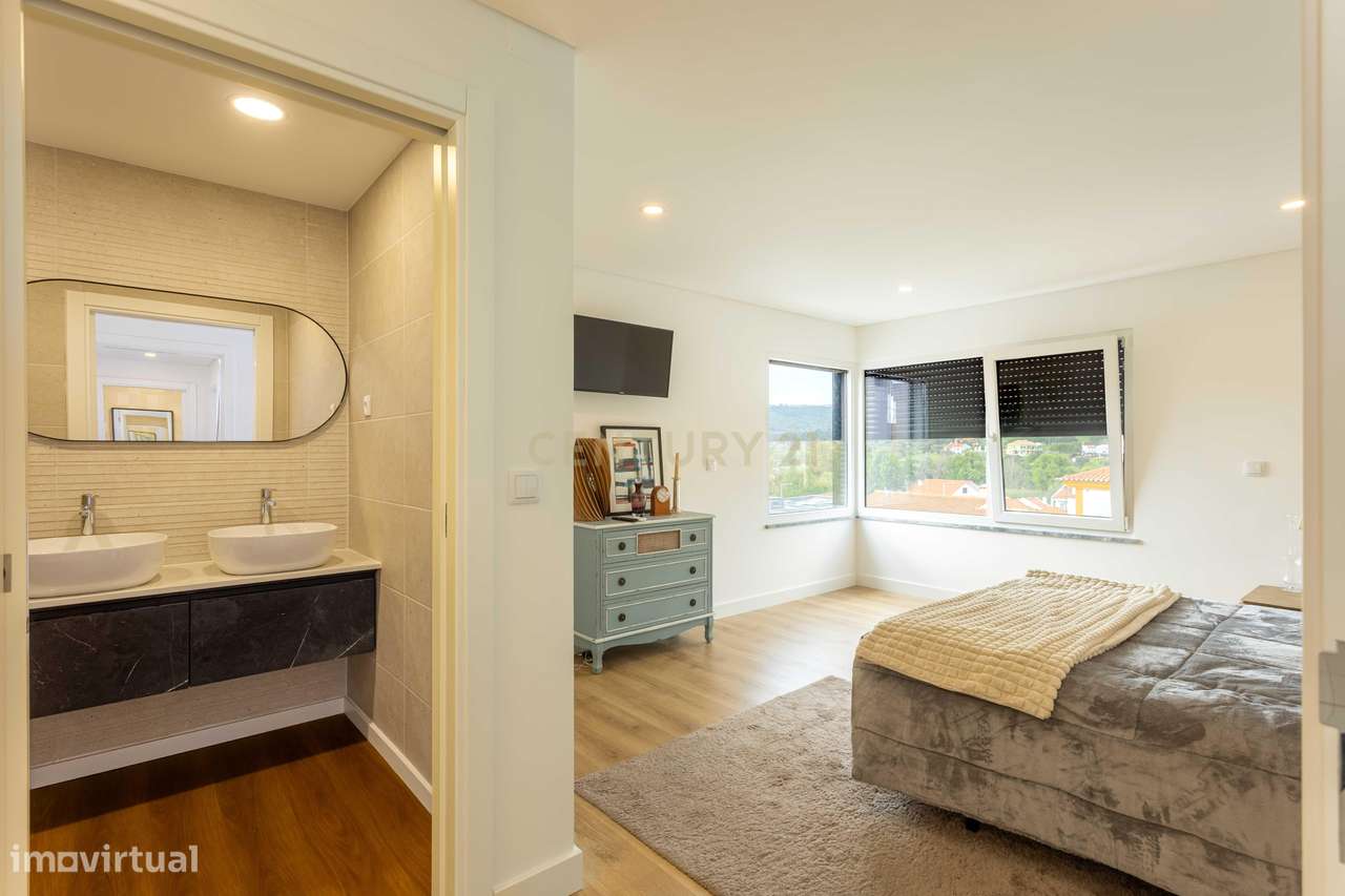 Moradia V4 isolada de arquitetura contemporânea com piscina, com vista-12