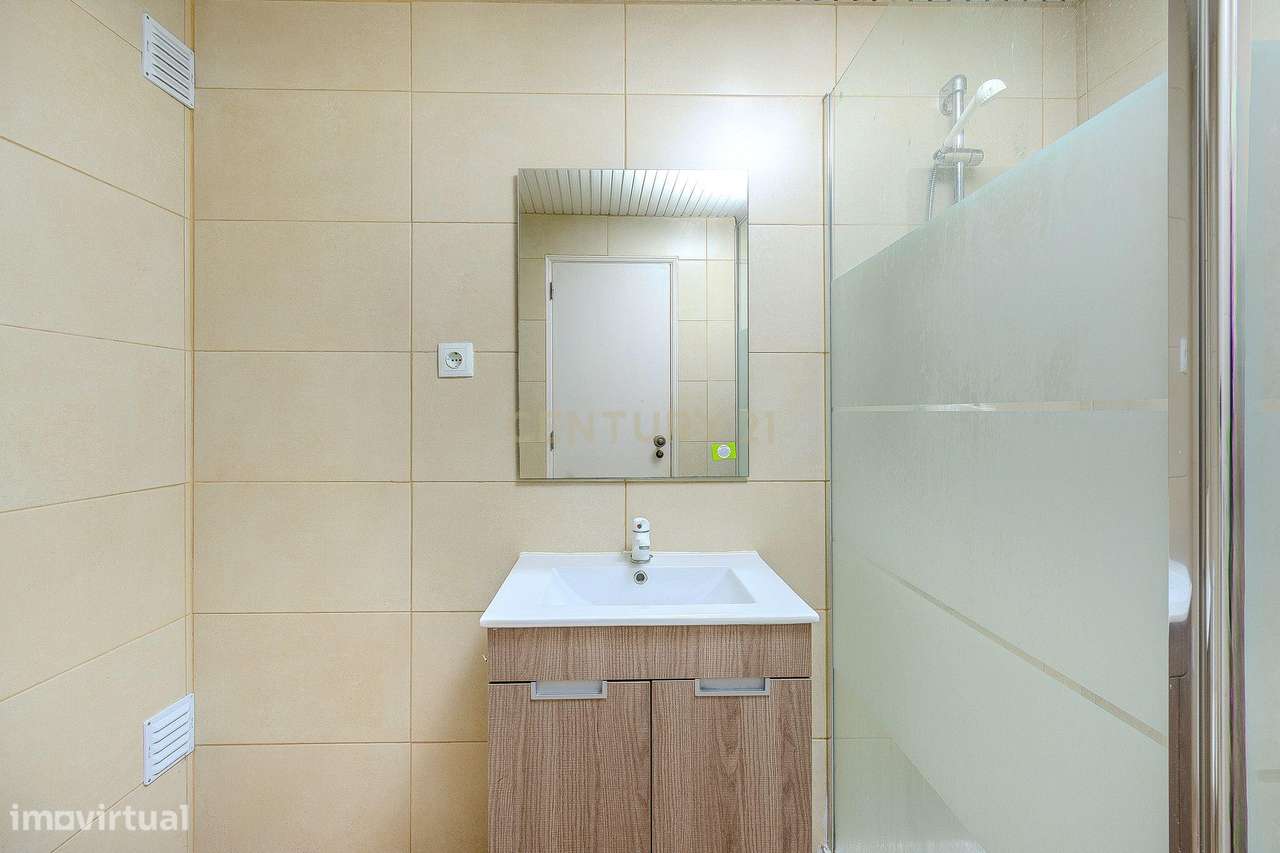 *Oportunidade: Apartamento T2 Remodelado na Baixa de Faro!*-12