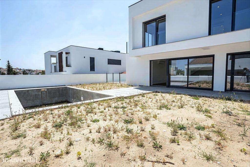 Moradia T4+1 de Luxo - Sobreda - Charneca de Caparica-32