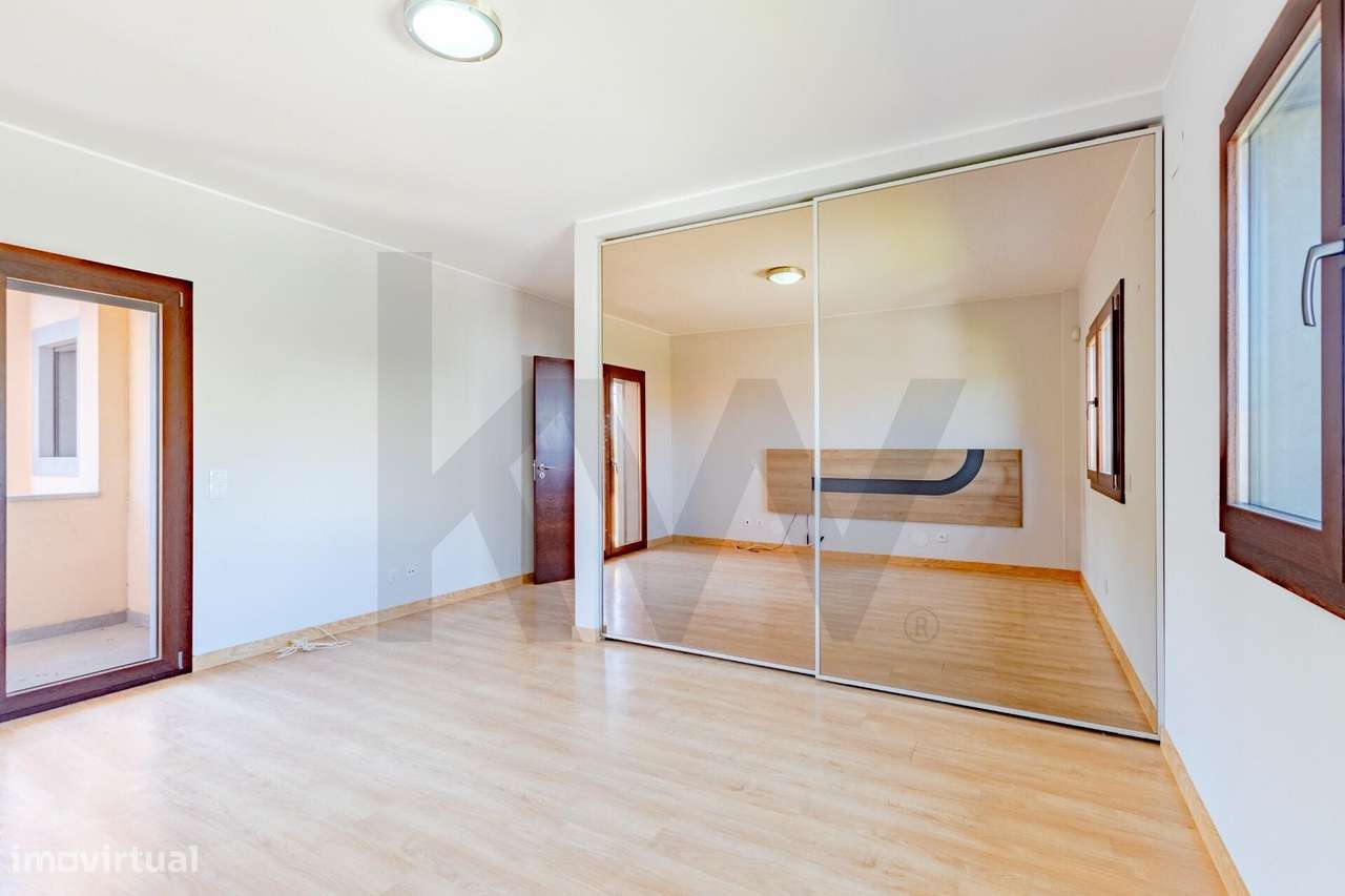 Moradia de sonho T4 com jardim, piscina e privacidade no coração de Ca-25