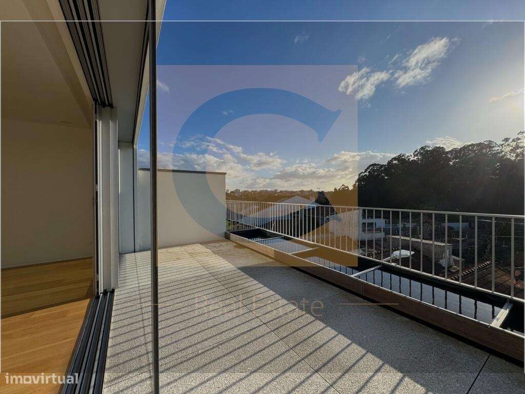 Moradia T4 Triplex Nova com Jardim, Terraço e Garagem para 4 Carros ju-27