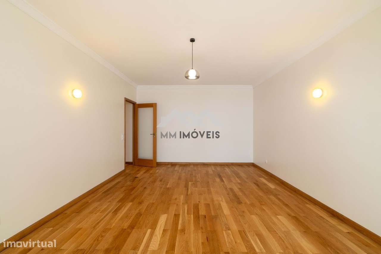 Apartamento T1 | Varanda | Exposição Sudeste | Garagem | Arrumos | Rua - Grande imagem: 5/33