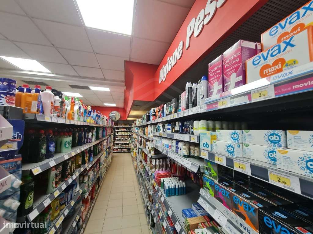Loja em pleno funcionamento + moradia em zona central de Quarteira,... - Grande imagem: 5/17