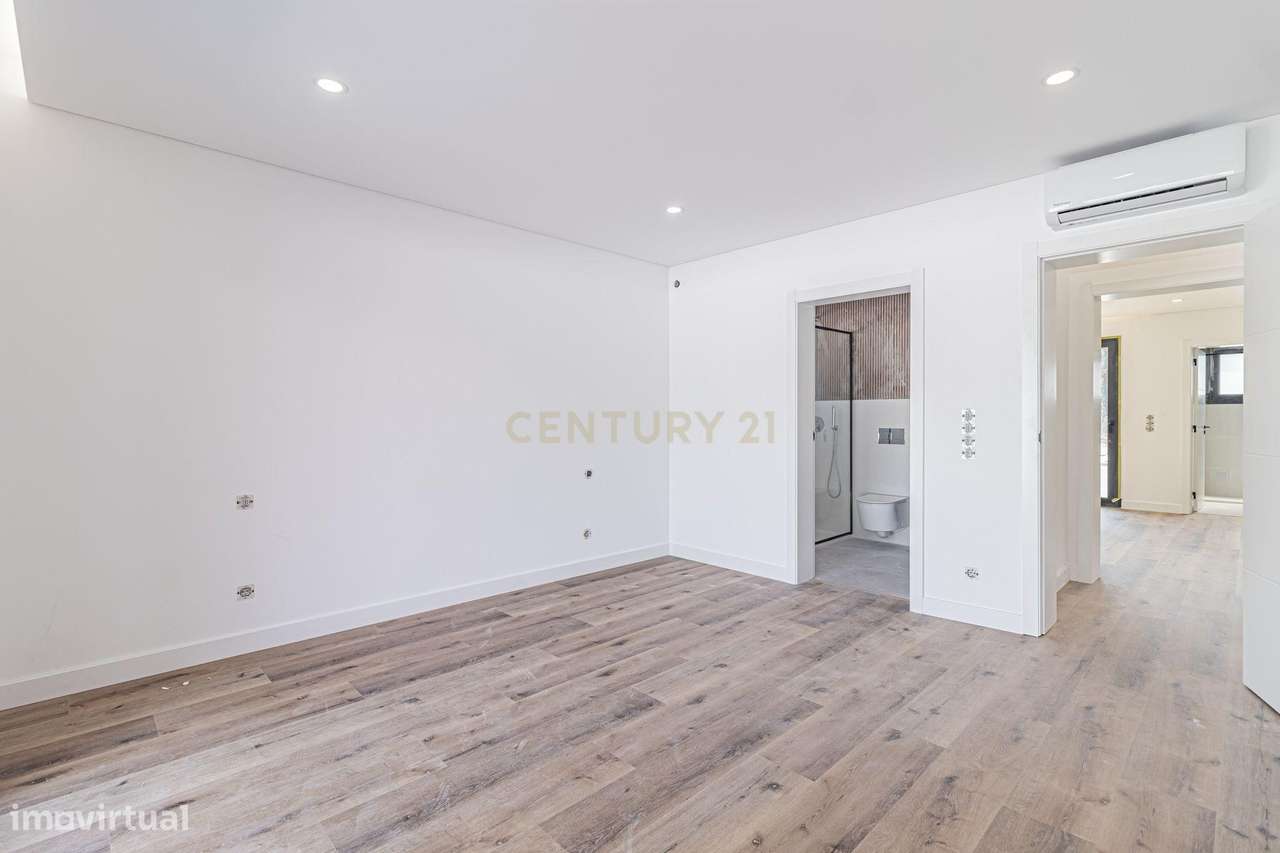 Moradia térrea com 5 suítes e piscina - Grande imagem: 4/50