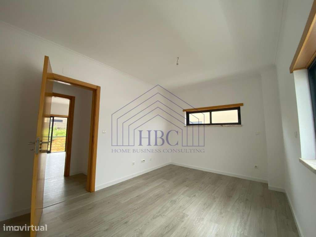 Moradia T5 Moderna e Remodelada no Feijó - Espaço, Conforto e Exclu...-43