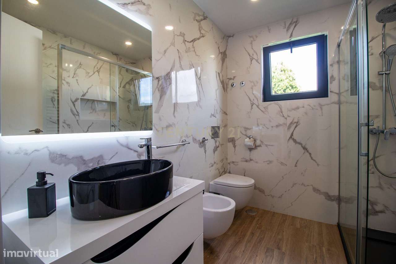 Vivendo o Sonho: Luxuosa Moradia T5 em Albarraque com Espaço de Lazer-32