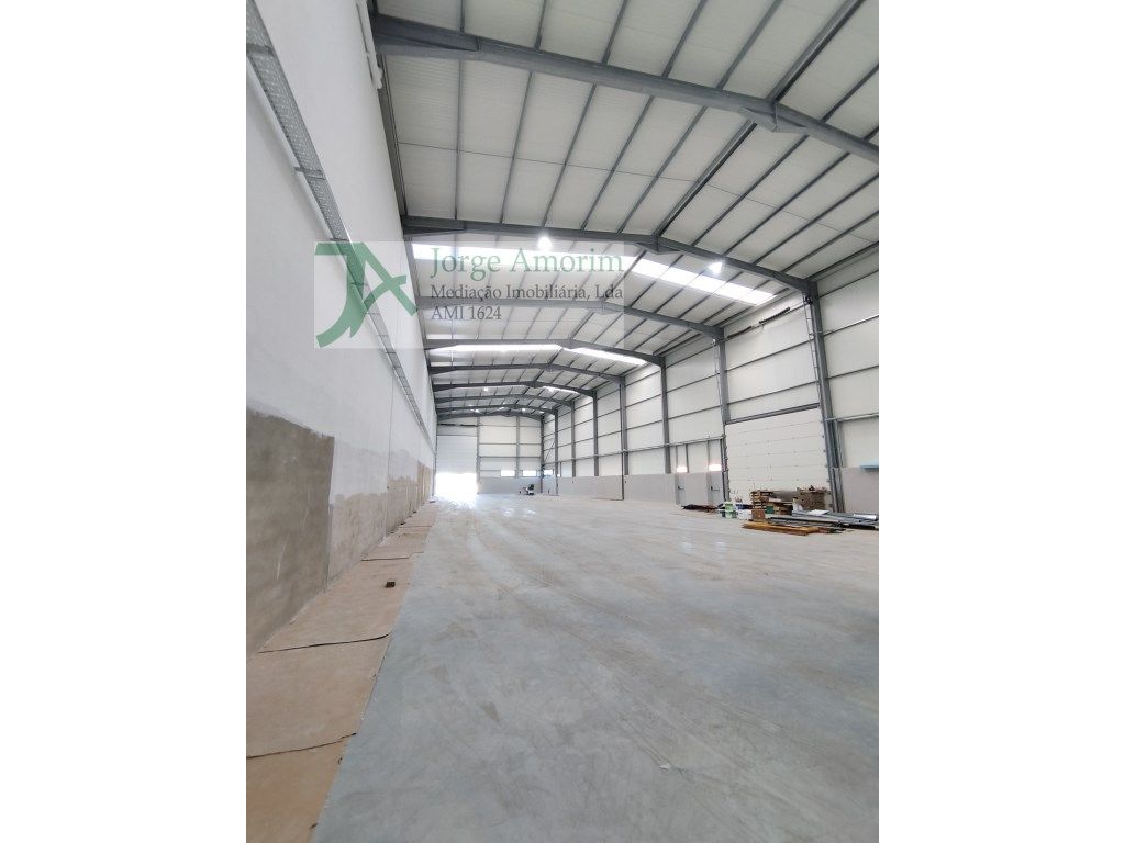 Armazém industrial 1050 m2. Área livre 450 m2