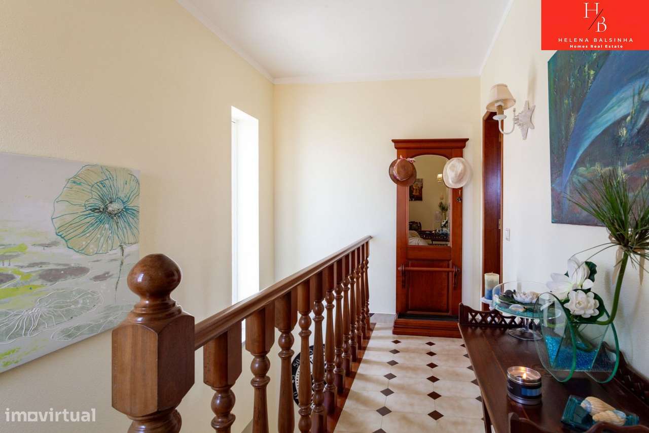 Bonita moradia V6, situada nos Casais de São Lourenço, junto à pra-34