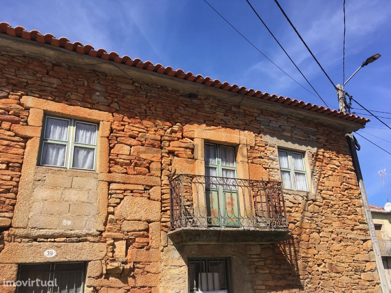 Casinha de pedra com anexo e terreno