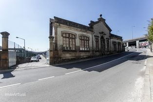 Prédio de uso misto à venda , Rua de São Roque da Lameira.