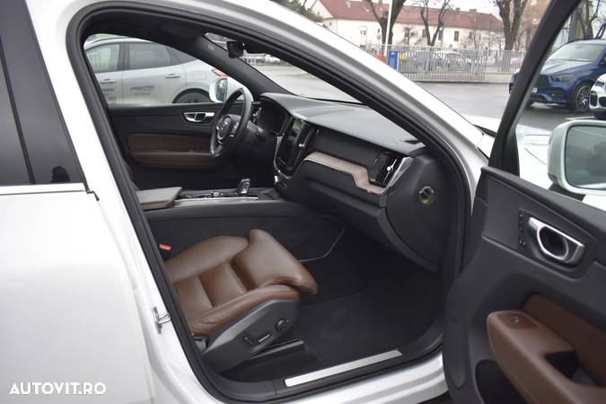 Volvo XC 60 B4 D AWD Geartronic Momentum Pro - 31