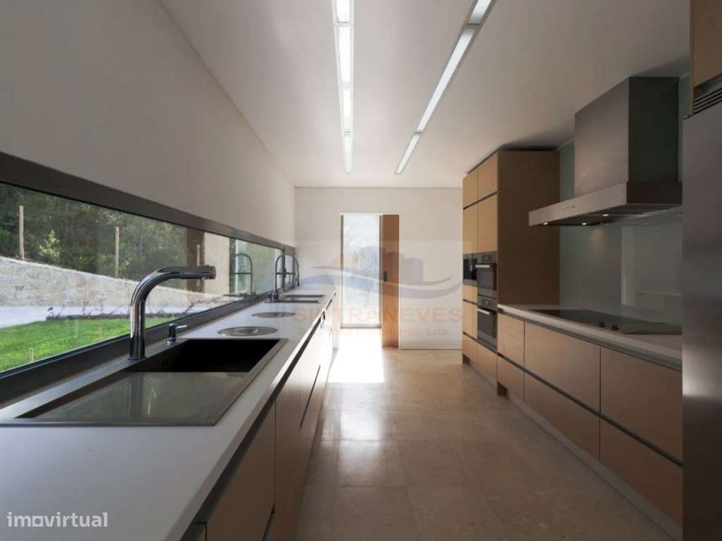 Moradia térrea Contemporânea com 600m2 de área bruta implantada em ...-9