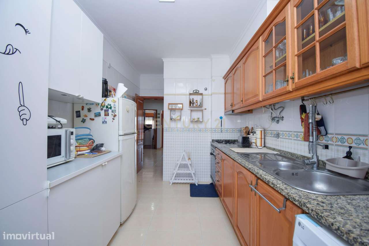 Apartamento T3, com 107 m² de área útil, estúdio musical com 40 m² e g-11