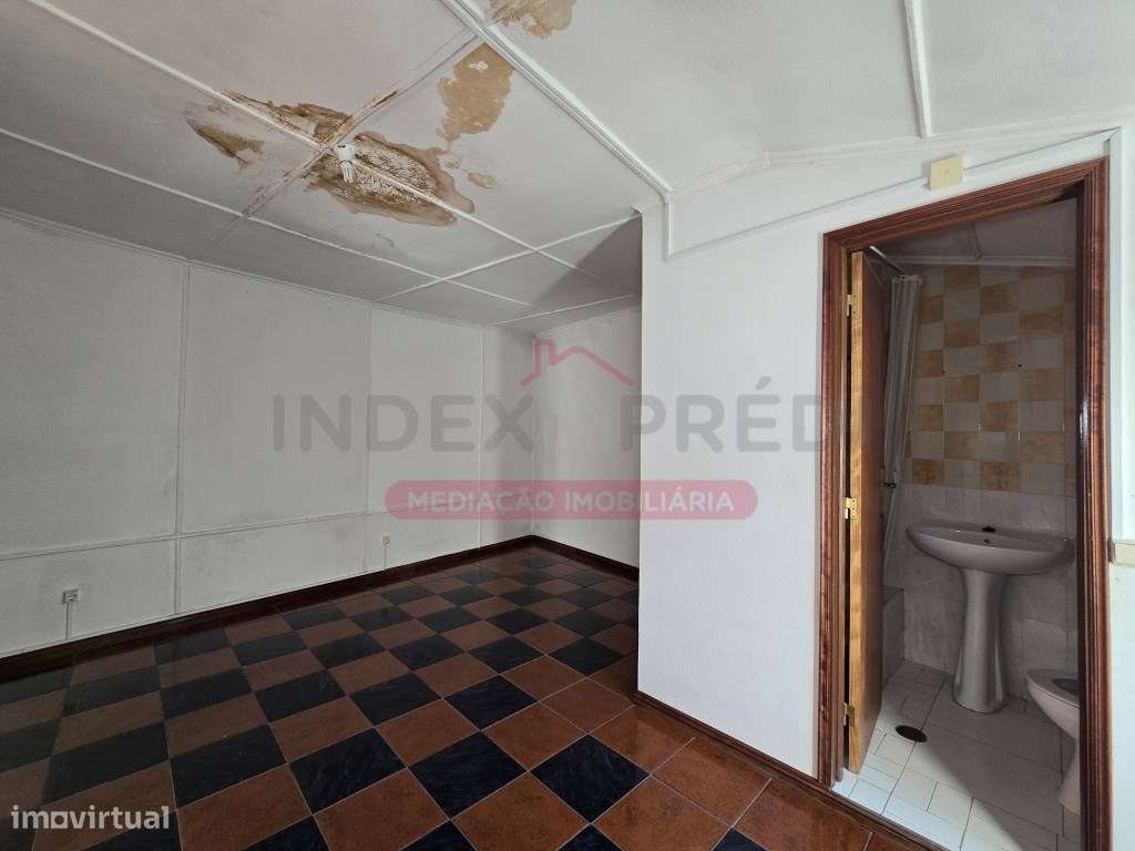 Prédio com varias frações Autónomas - Venda Judicial - Guarda-41