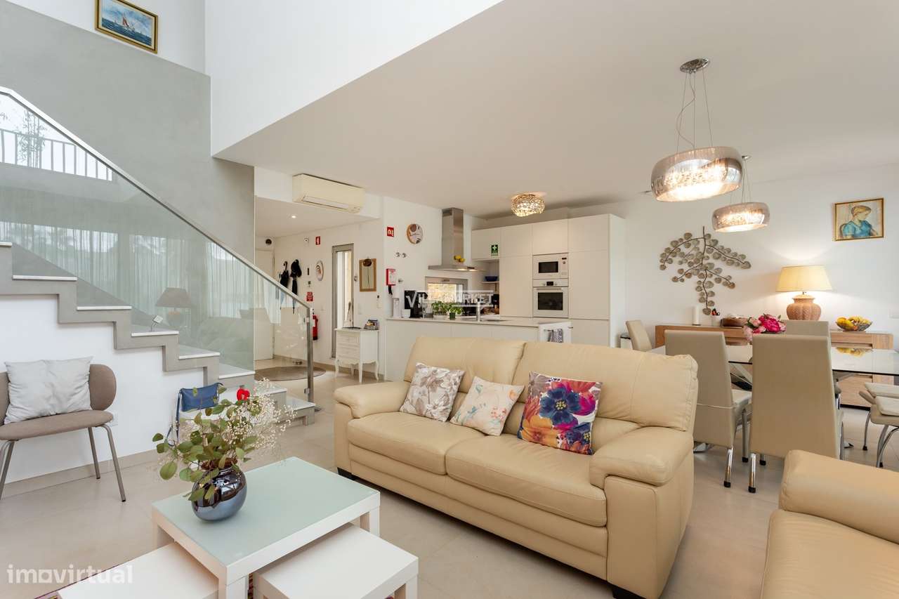 LUXUOSA VILLA V3 + 1 COM PISCINA E GARAGEM PRIVATIVA SITUADA NA CORREE-9