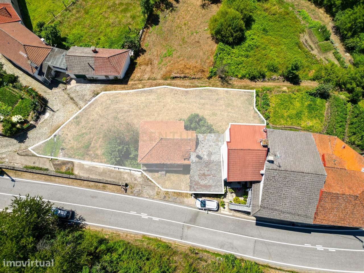 Casa para reconstruir na pitoresca aldeia do Portelo, em Bragança - Op - Grande imagem: 2/19