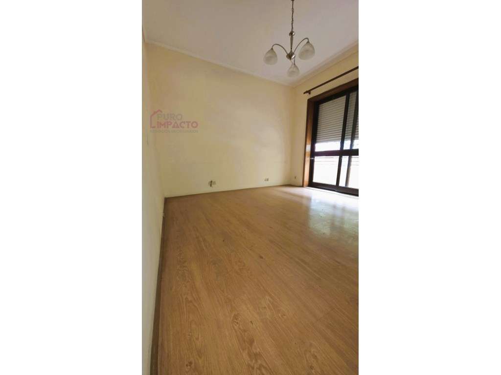 Prédio com T2 + Espaço Comercial | Duas Entradas Independentes | Po...-9