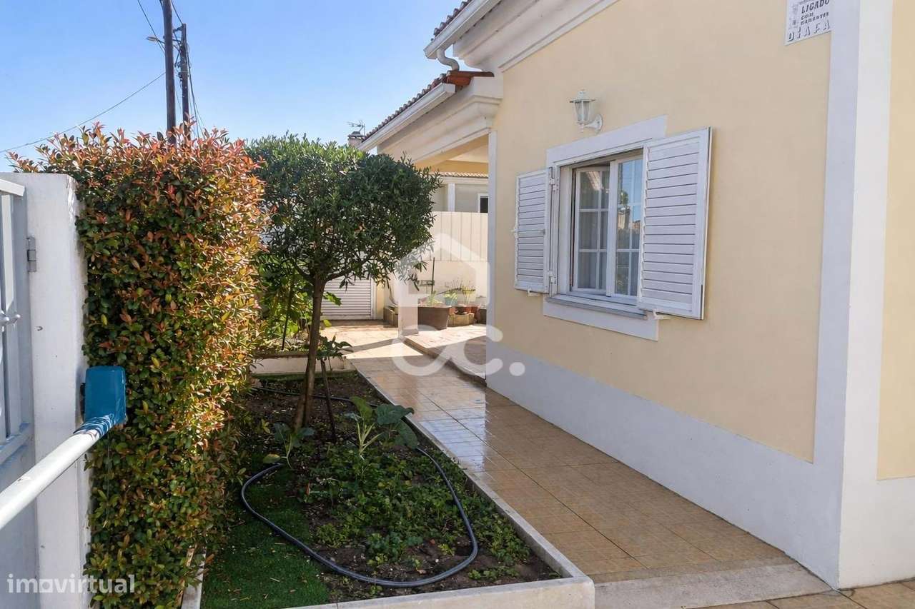 Moradia T3 com Piscina e Garagem em Azeitão-23