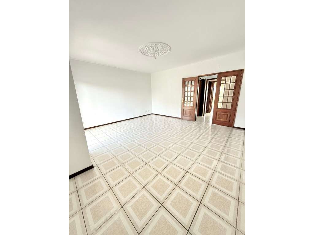 Apartamento T3 - Amplas Áreas - Grande imagem: 4/12