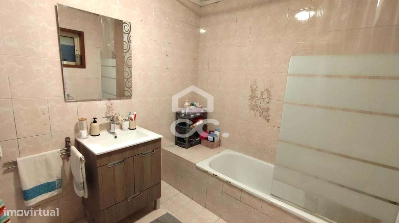 Moradia em Gaveto com Dupla Possibilidade: Habitação + Investimento em-12