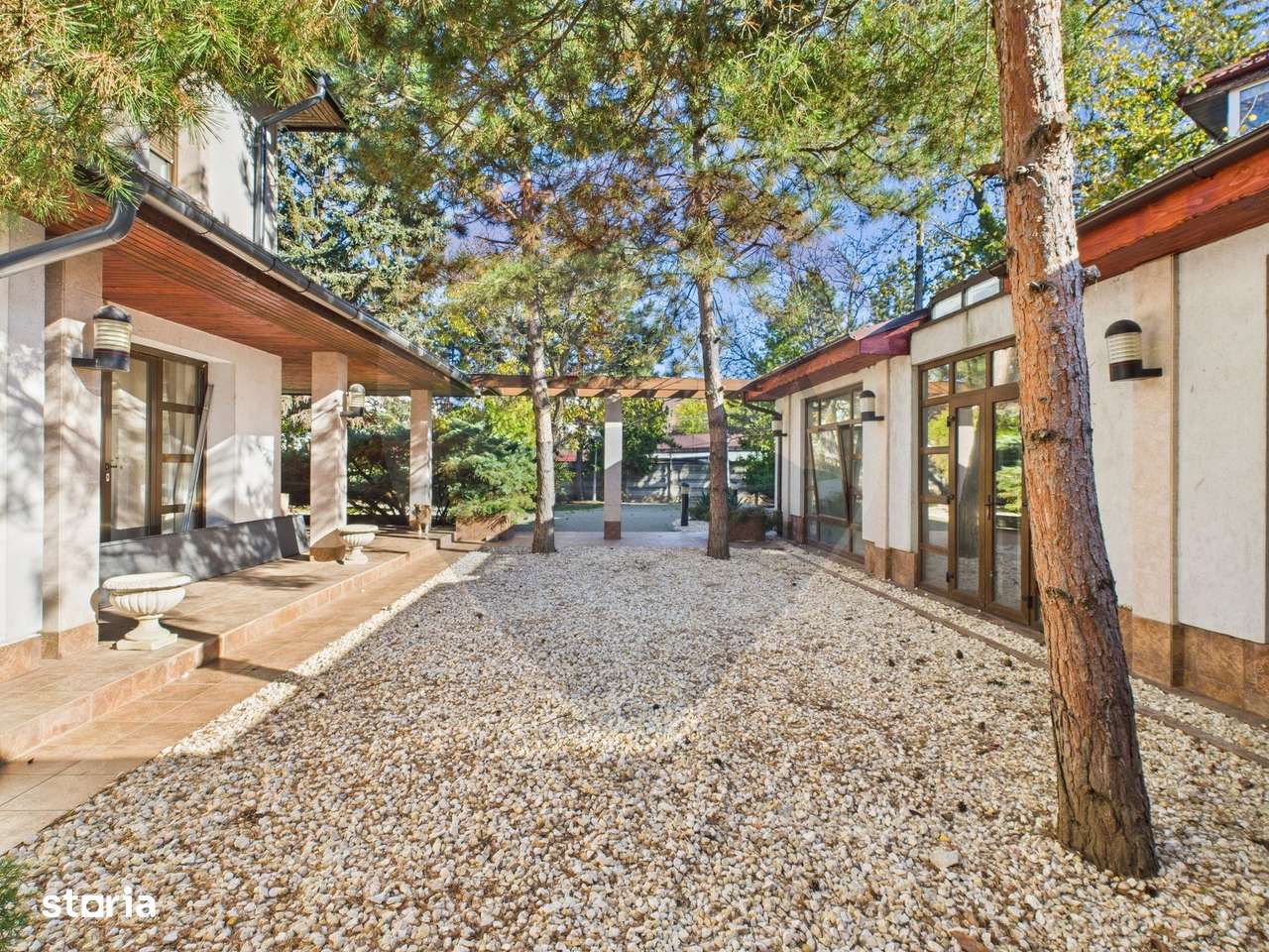 Vilă spectaculoasă în Balotești, curte 5000 mp si piscina interioara - Imagine principală: 3/20