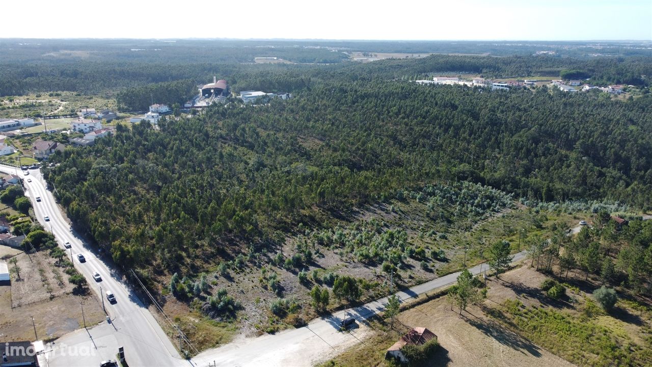 Terreno para urbanizar com 75 000m2 em Barosa, Leiria