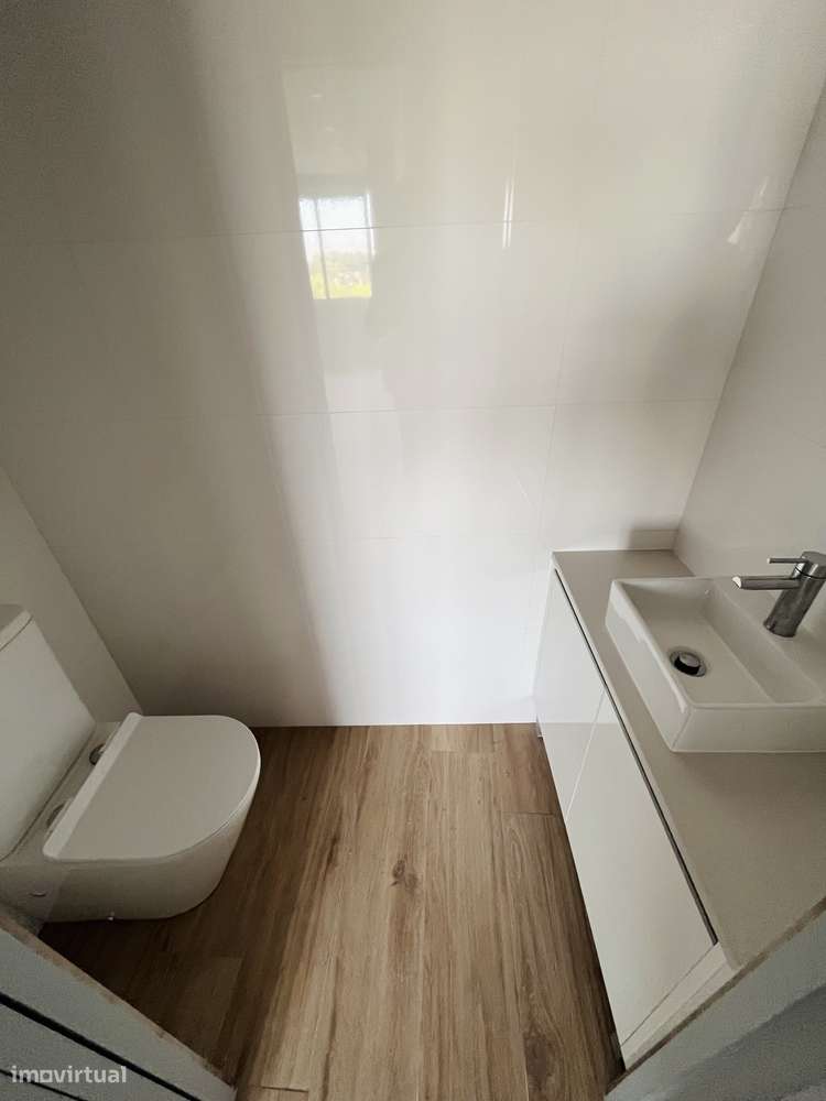 Arrendamento – Apartamento T2 Renovado e Luminoso com Garagem - Grande imagem: 2/6