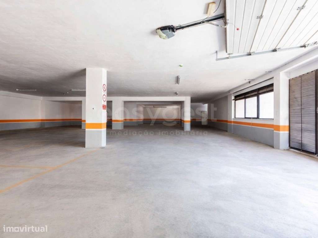 T2 Colinas do Cruzeiro com garagem para mais de 20 carros e terraço...-5