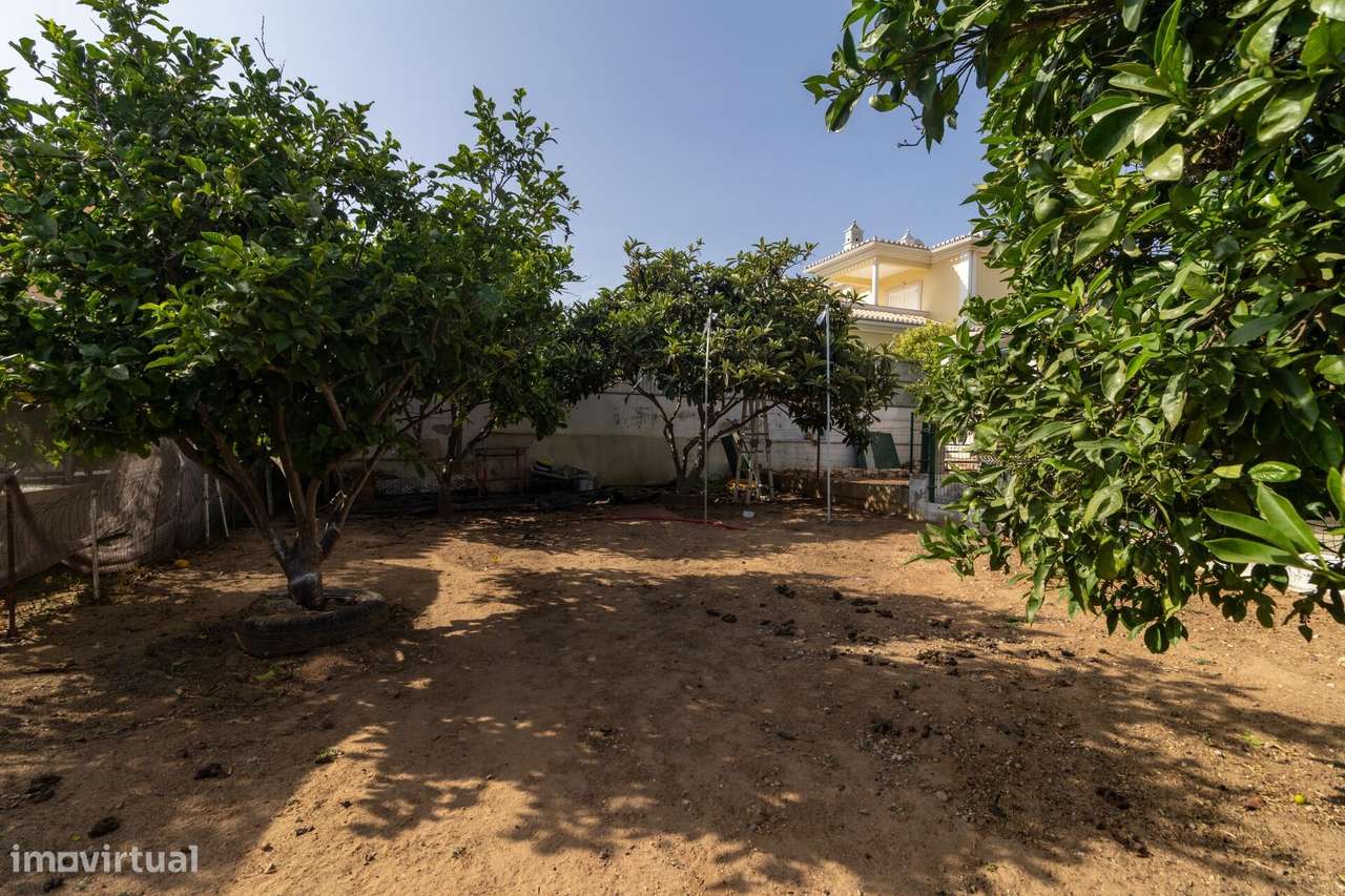 Exclusivo em Alvor: Moradia Isolada T5 com Máxima Privacidade e Confor-40