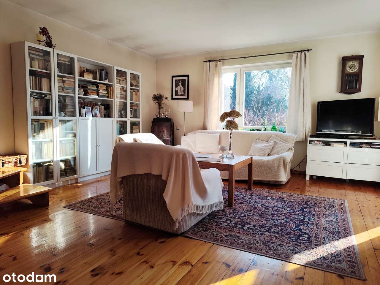 Dom z piękną działką, dojazd - 10 minut pociągiem od Wrocławia-0