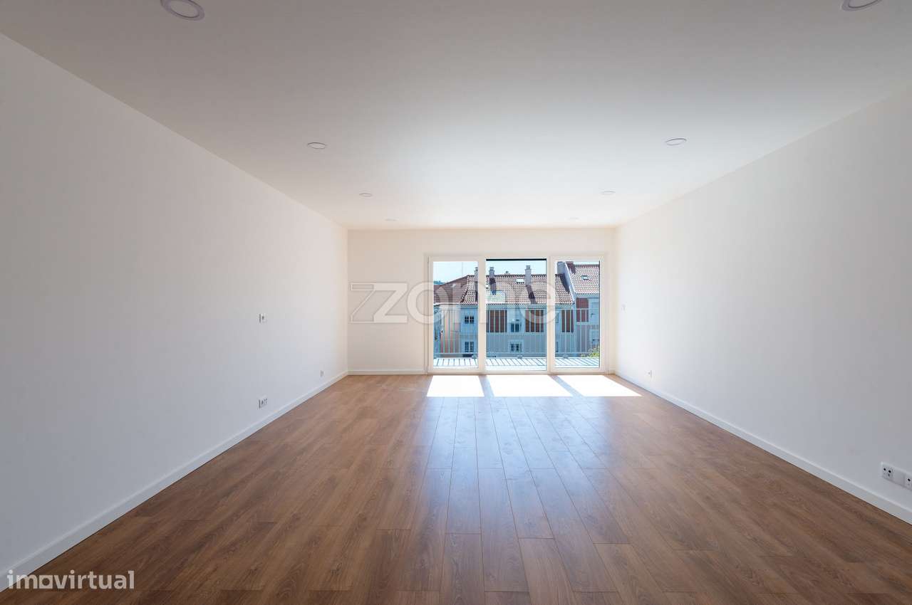 T3 Novo com varanda, parqueamento e arrecadação - Grande imagem: 2/28