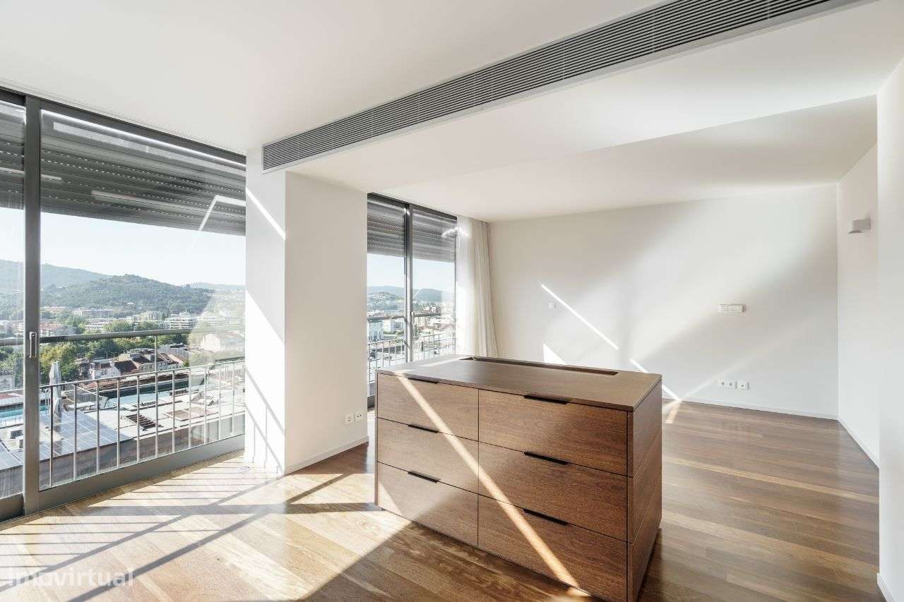 Penthouse Luxuosa com Piscina e Vistas 360º no Coração de Braga-33