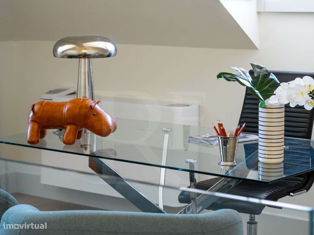 Moradia T3+1 Frente mar no Estoril, com 3 lugares de garagem e piscina-16