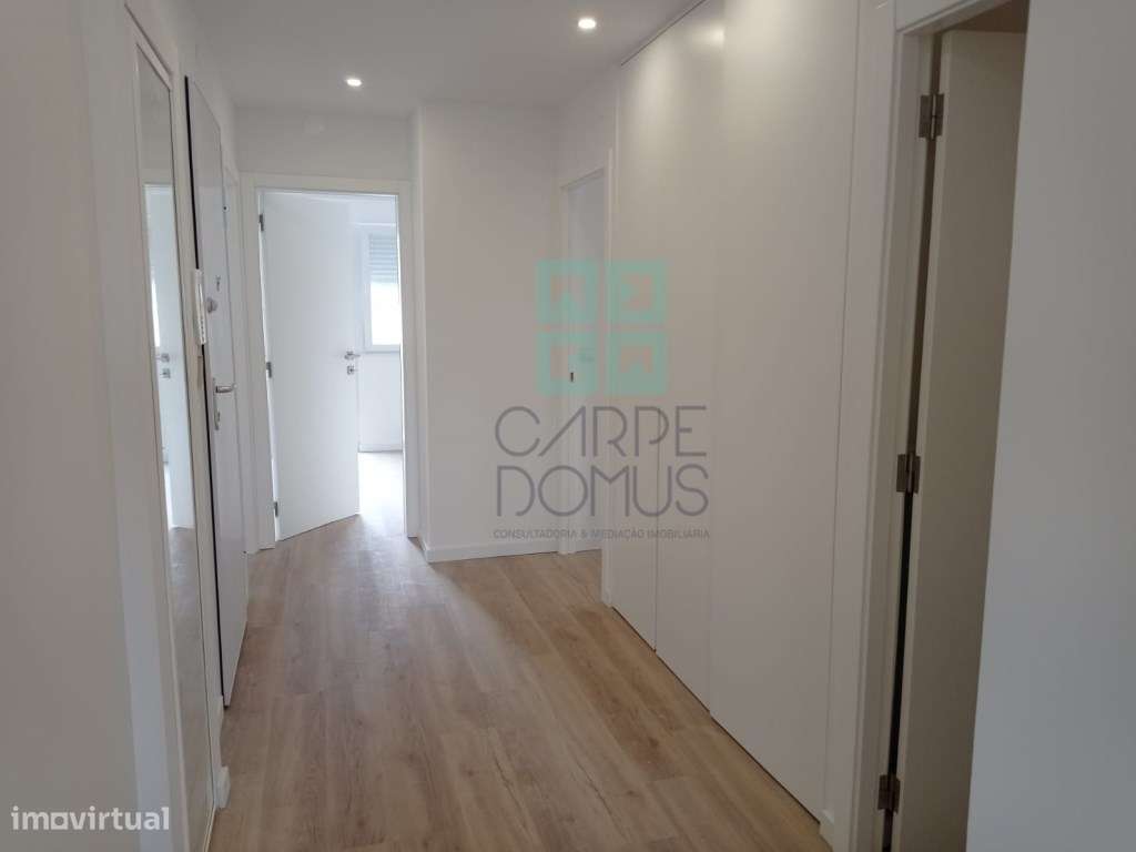 Apartamento T3, totalmente renovado, c/ varandas, na Avenida do Uru...-8