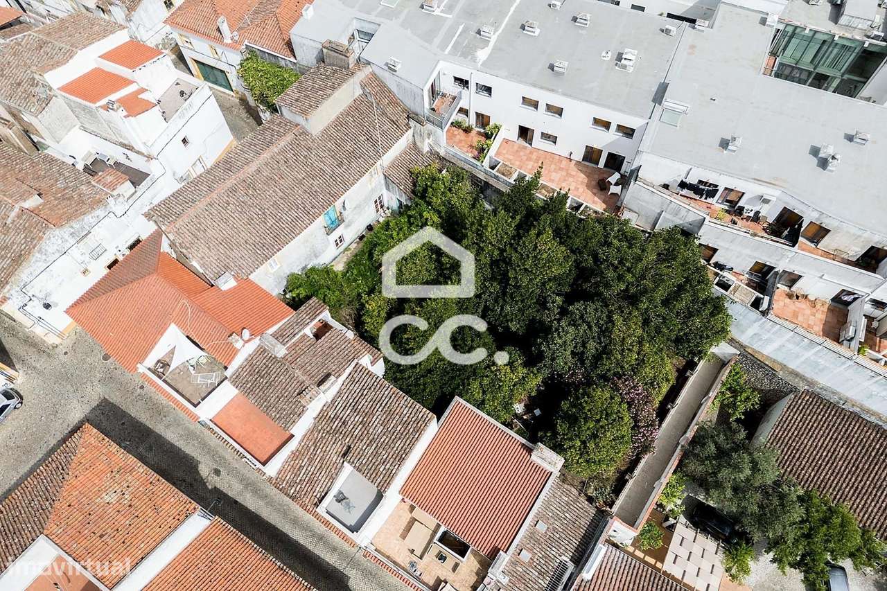 Moradia T3 Bifamiliar de 1º andar com Terraço no Centro Histórico de É-37