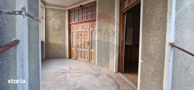 Vilă S+P+1E+M cu 7 camere de vânzare în TG. OCNA-13